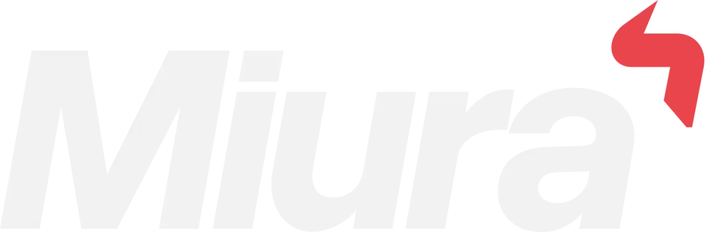 Logotipo de Miura en letras blancas con isotipo rojo en la parte superior derecha.